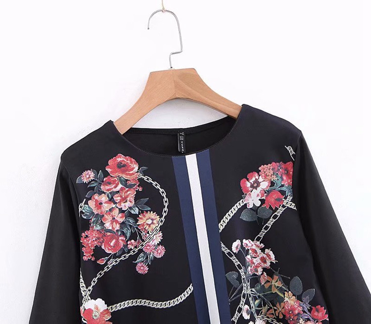 Rochie model dreapta cu decolteu oval si maneci 3/4 cu imprimeu floral