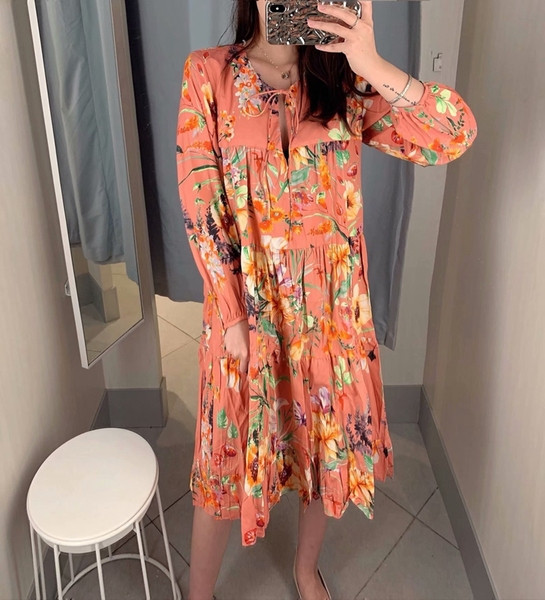 Rochie lejeră cu legături la gât și mâneci lungi cu model floral