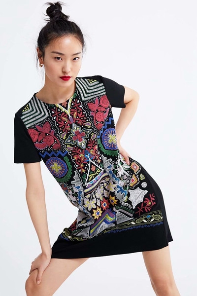 Ежедневна рокля с къс ръкав и бродерия 