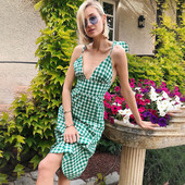 Карирана дамска рокля разкроен модел в зелен цвят