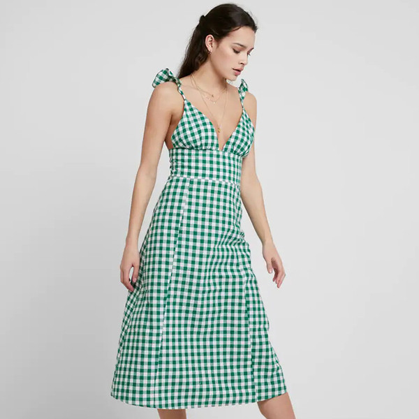 Карирана дамска рокля разкроен модел в зелен цвят