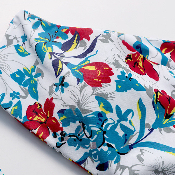 Модерен бански костюм с една презрамка във флорален десен 