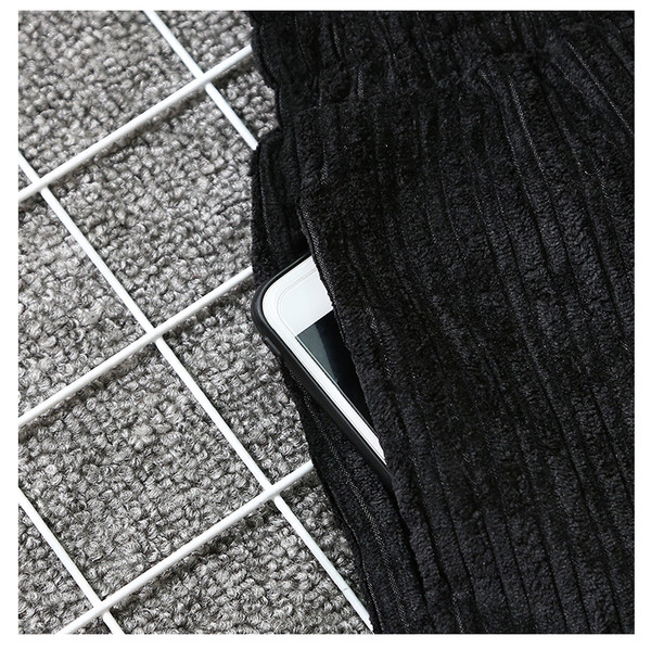 Pantaloni scurți eleganti de damă în negru cu pietre