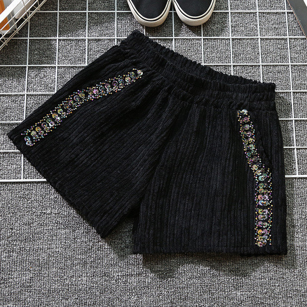 Pantaloni scurți eleganti de damă în negru cu pietre