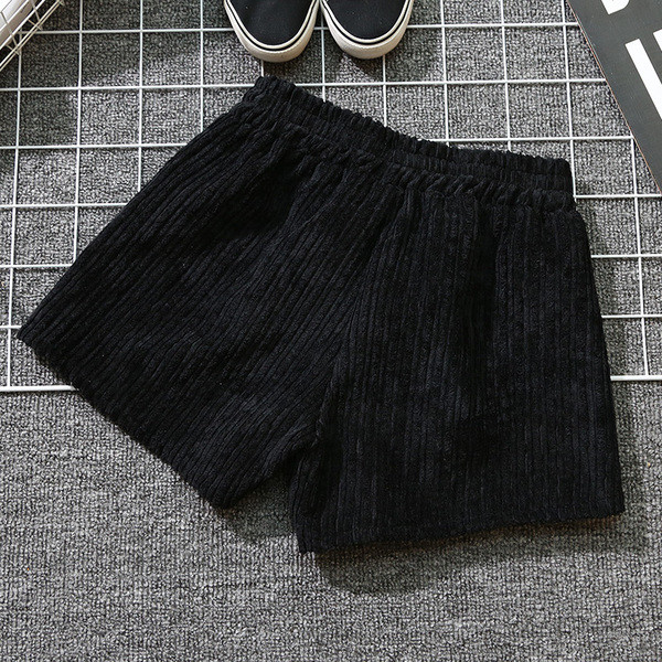 Pantaloni scurți eleganti de damă în negru cu pietre