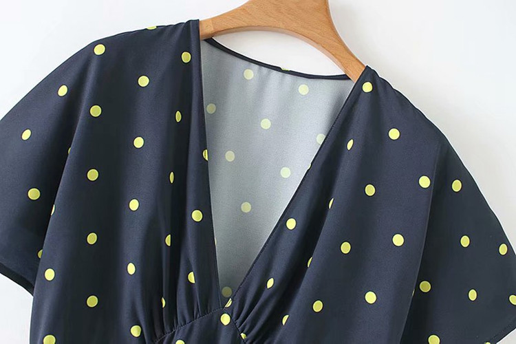 Дамска рокля с V - образно деколте и къс ръкав в син цвят на точки