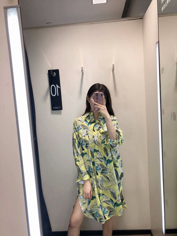 Рокля с копчета по цялата дължина и джобове с флорален десен