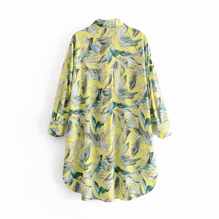 Рокля с копчета по цялата дължина и джобове с флорален десен