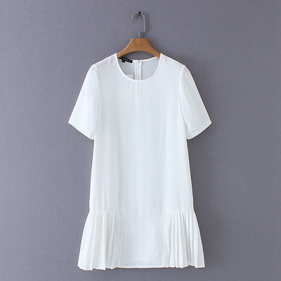 Rochie albă scurtă cu mâneci scurte și pliuri în partea de jos