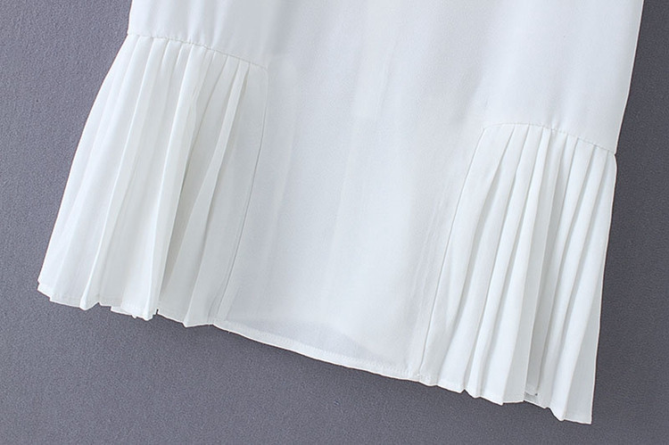 Rochie albă scurtă cu mâneci scurte și pliuri în partea de jos