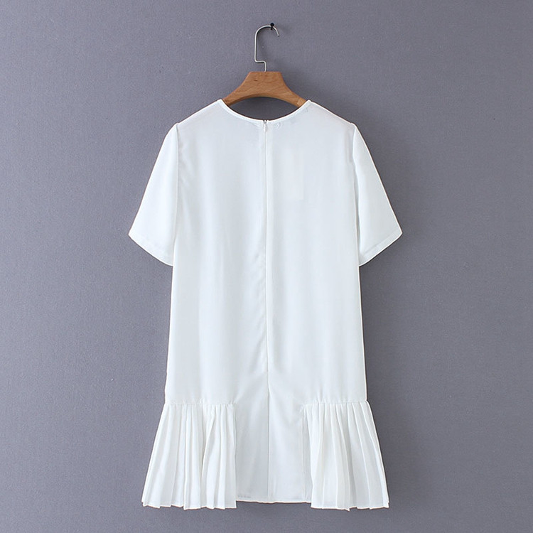 Rochie albă scurtă cu mâneci scurte și pliuri în partea de jos