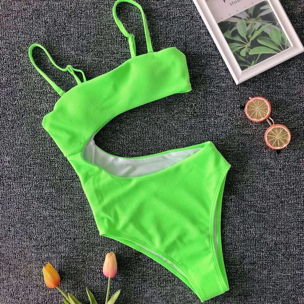 Costum de baie complet modern, cu decupaje în roșu, verde și alb