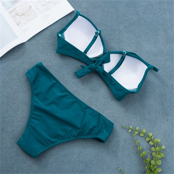 Costum de baie modern din două piese de culoare verde