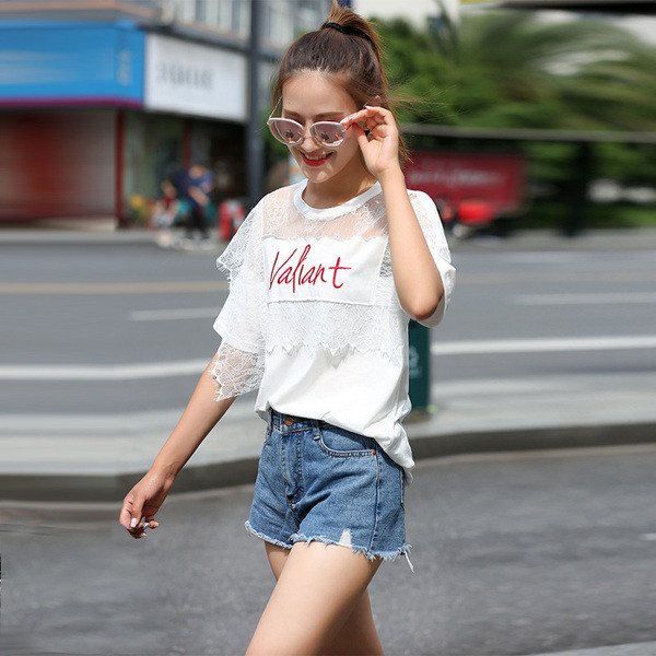 Bluză de damă modernă cu tul și inscripție în alb