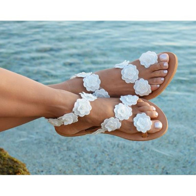 Дамски ежедневни сандали с 3D елемент в бял цвят