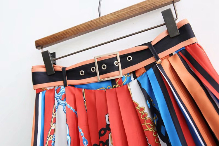 Fusta scurta plisata cu fanta si curea cu model