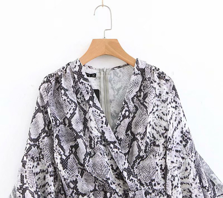 Salopetă de damă cu decolteu în V și mâneci lotus cu model animal