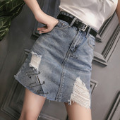 Дънкова дамска пола със скъсани мотиви и метални елементи