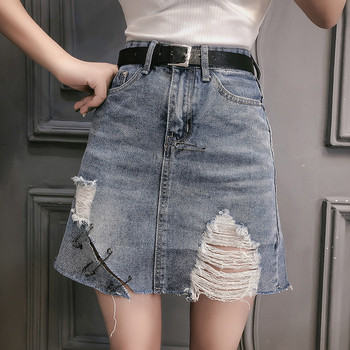 Дънкова дамска пола със скъсани мотиви и метални елементи