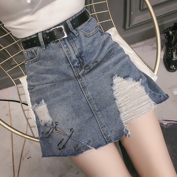 Дънкова дамска пола със скъсани мотиви и метални елементи