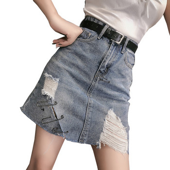 Дънкова дамска пола със скъсани мотиви и метални елементи