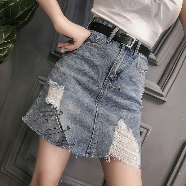 Дънкова дамска пола със скъсани мотиви и метални елементи