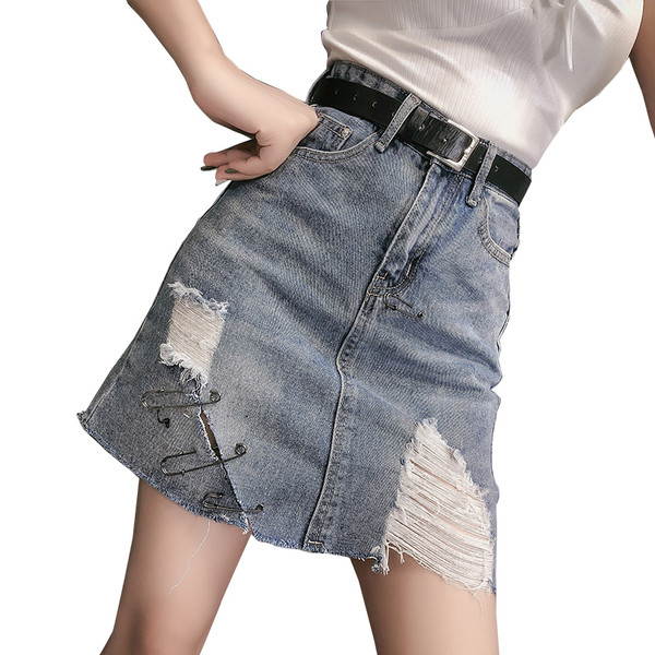 Дънкова дамска пола със скъсани мотиви и метални елементи