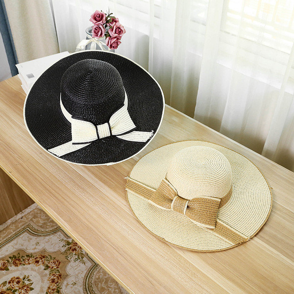 Pălărie modernă pentru femei într-o panglică în mai multe culori