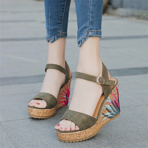 Sandale de dama moderne pe platforma colorata