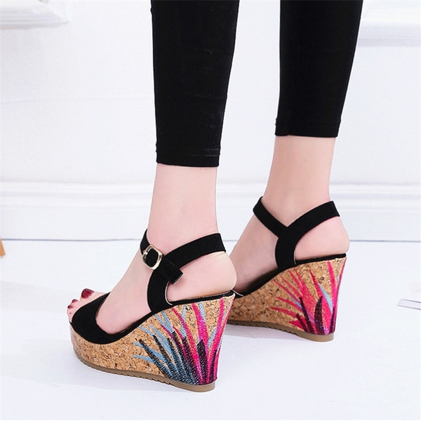 Sandale de dama moderne pe platforma colorata