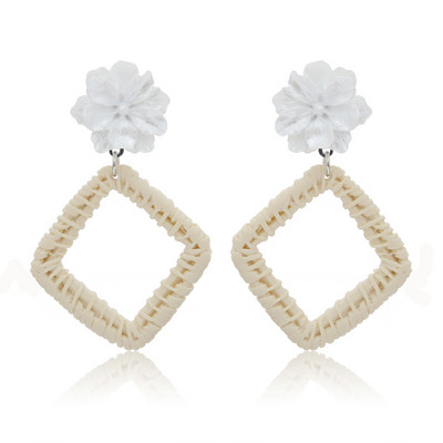 Női fülbevaló fehér és sárga virággal
