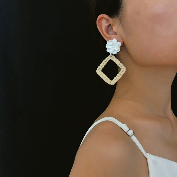 Női fülbevaló fehér és sárga virággal