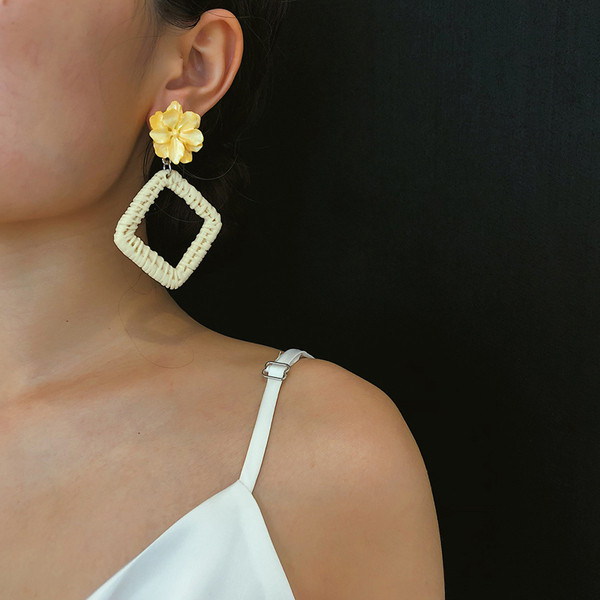 Női fülbevaló fehér és sárga virággal