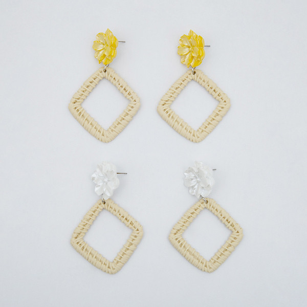 Női fülbevaló fehér és sárga virággal