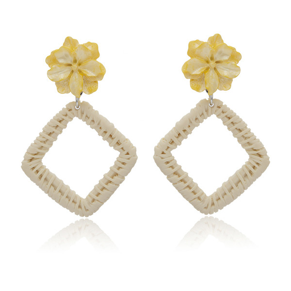 Női fülbevaló fehér és sárga virággal