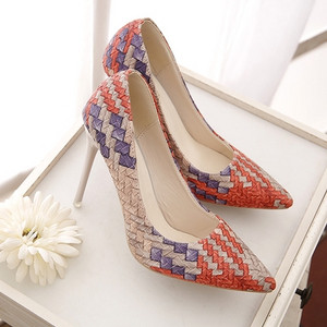 Modern női cipő három színű magassarkúban, színes mintával