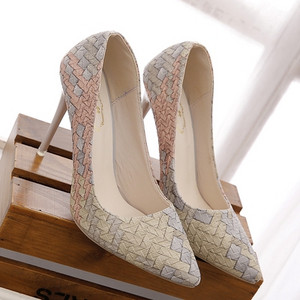 Modern női cipő három színű magassarkúban, színes mintával