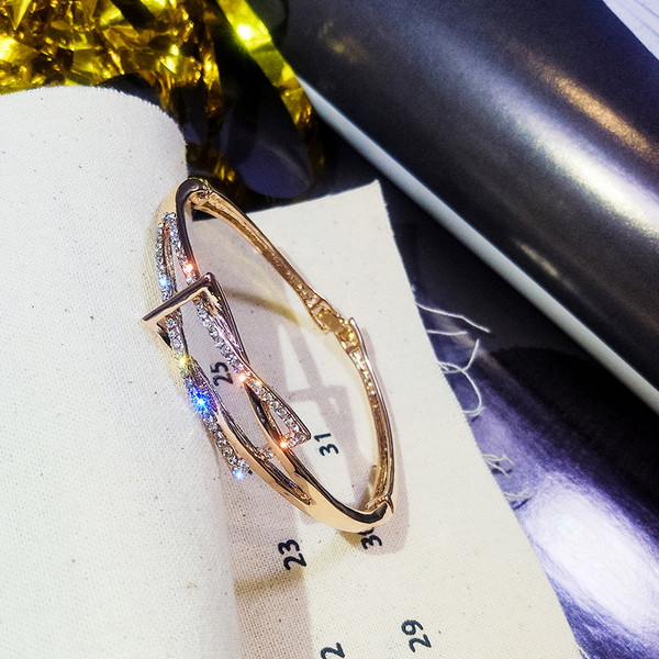 Bratara de dama actuala cu pietre in doua culori