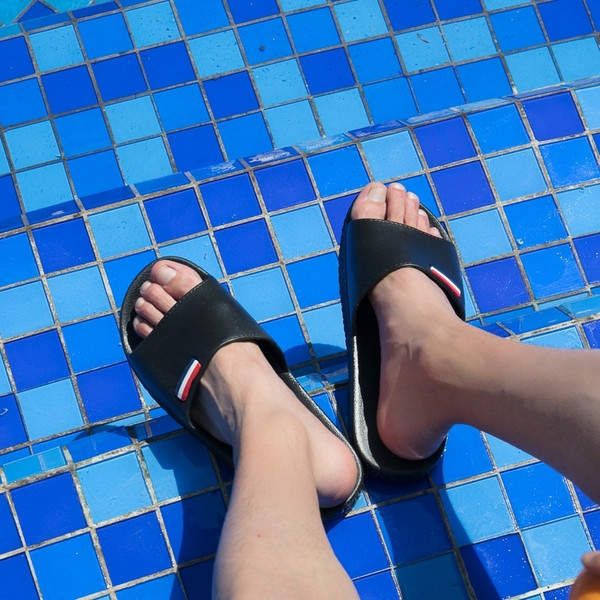 Papuci casual barbatesti potriviti pentru plaja in alb si negru