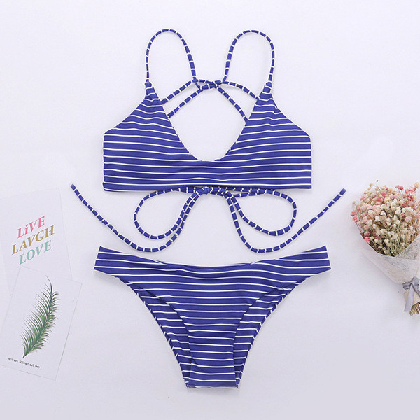 Costum de baie cu dungi în două părți cu legături în mai multe culori