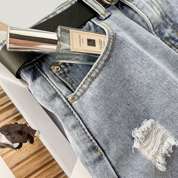 Modern női farmerszoknya szakadt motívumokkal