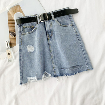 Modern női farmerszoknya szakadt motívumokkal