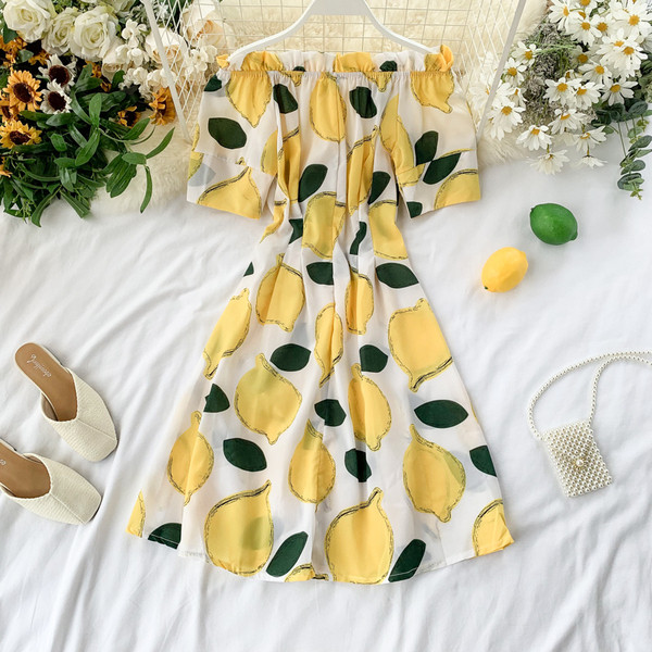 Модерна дамска рокля с къс ръкав и апликация в жълт цвят