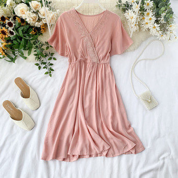 Modern női ruha rövid ujjal és V-nyakú piros színben