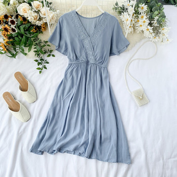 Modern női ruha rövid ujjal és V-nyakú piros színben