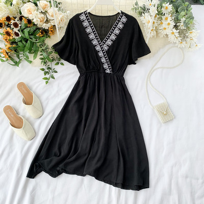 Modern női ruha rövid ujjal és V-nyakú piros színben