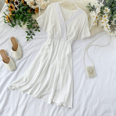 Modern női ruha rövid ujjal és V-nyakú piros színben