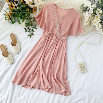 Modern női ruha rövid ujjal és V-nyakú piros színben