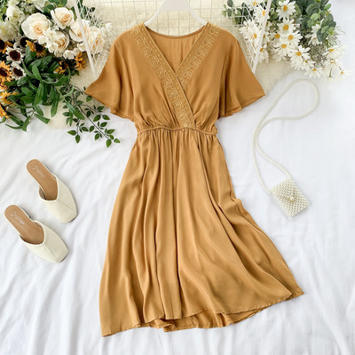 Modern női ruha rövid ujjal és V-nyakú piros színben