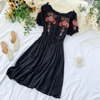 Modern női ruha hímzéssel és bojttal több színben